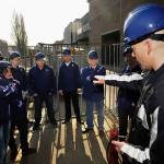 Huschka instructeur legt cursisten uit over brandveiligheid