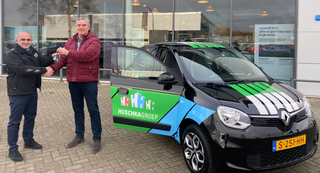 Huschka ontvang een nieuwe elektrische auto van Zeeuw en Zeeuw.